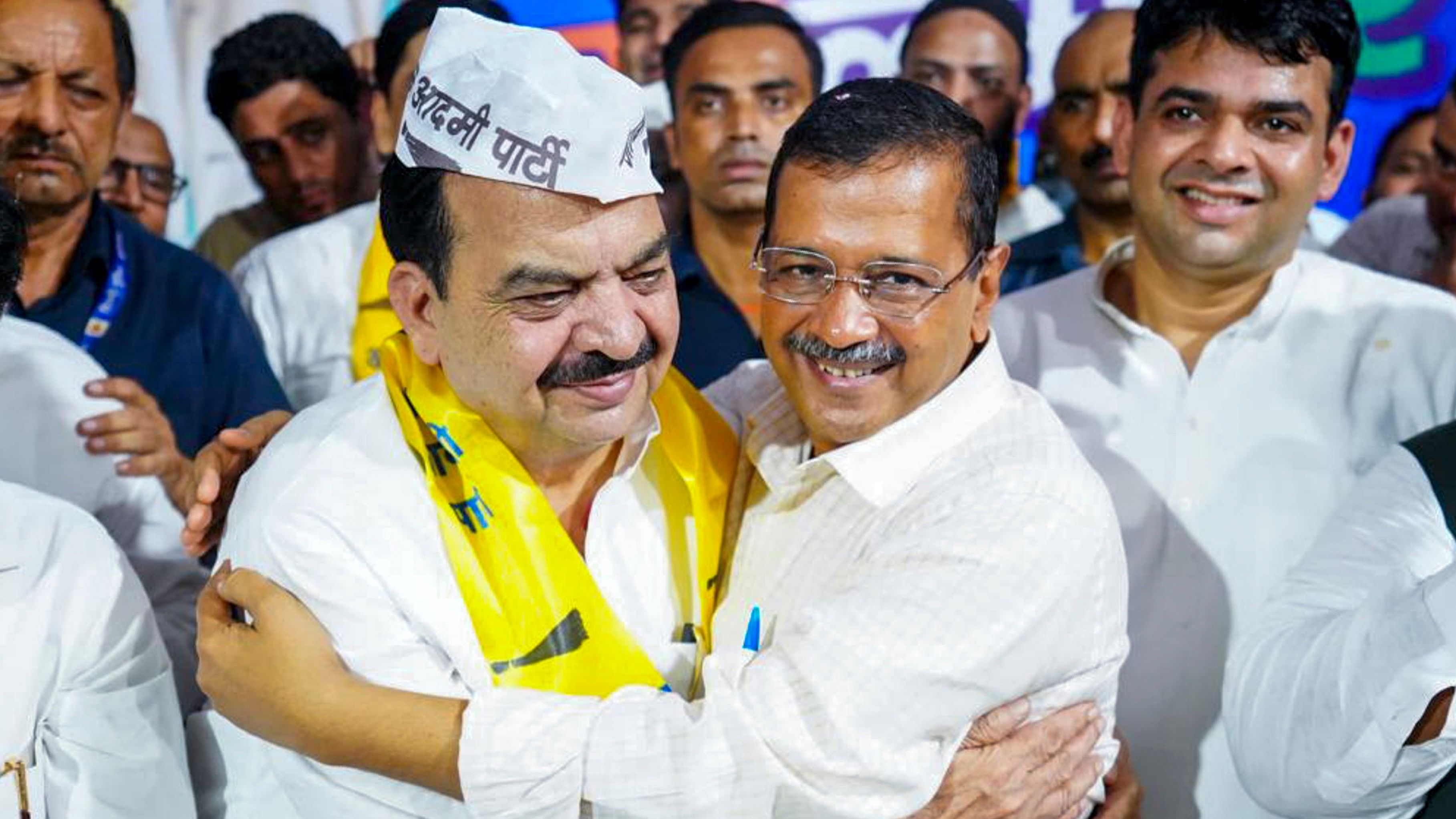 <div class="paragraphs"><p>5-time Congress MLA Chaudhary Mateen Ahmed joins AAP in presence of AAP National Convenor Arvind Kejriwal, in New Delhi, Sunday, Nov. 10, 2 024. </p></div>