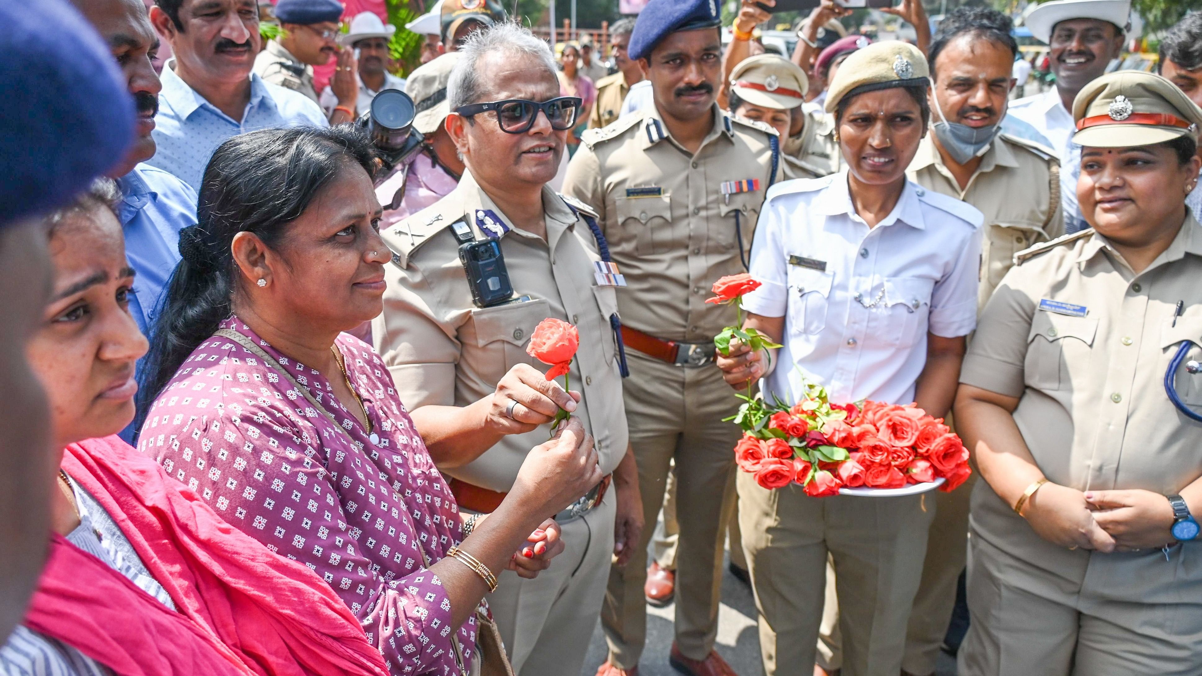 <div class="paragraphs"><p>Bengaluru Police Commissioner B Dayananda distributes roses to passengers at the BMTC bus stand in Majestic on Sunday. MN Anucheth, Joint Commissioner of Police (Traffic), also seen.</p></div>