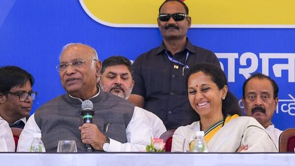 <div class="paragraphs"><p>Congress President Mallikarjun Kharge and NCP (SP) MP Supriya Sule during the release of Maha Vikas Aghadi's manifesto for Maharashtra Assembly elections, in Mumbai, Sunday, Nov. 10, 2024.</p></div>