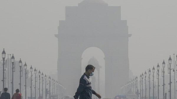 <div class="paragraphs"><p>A pedestrian wearing a face mask at Kartavya Path as air quality continues to remain poor, in New Delhi, Sunday, Nov. 10, 2024. According to the Central Pollution Control Board (CPCB), the Air Quality Index (AQI) of the national capital stood at 334 on Sunday.</p></div>