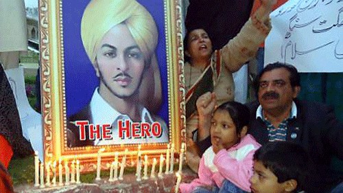 People during a candle-light vigil in Lahore, Pakistan, Sunday on death anniversary of Shahid Bhagat Singh. PTI Photo