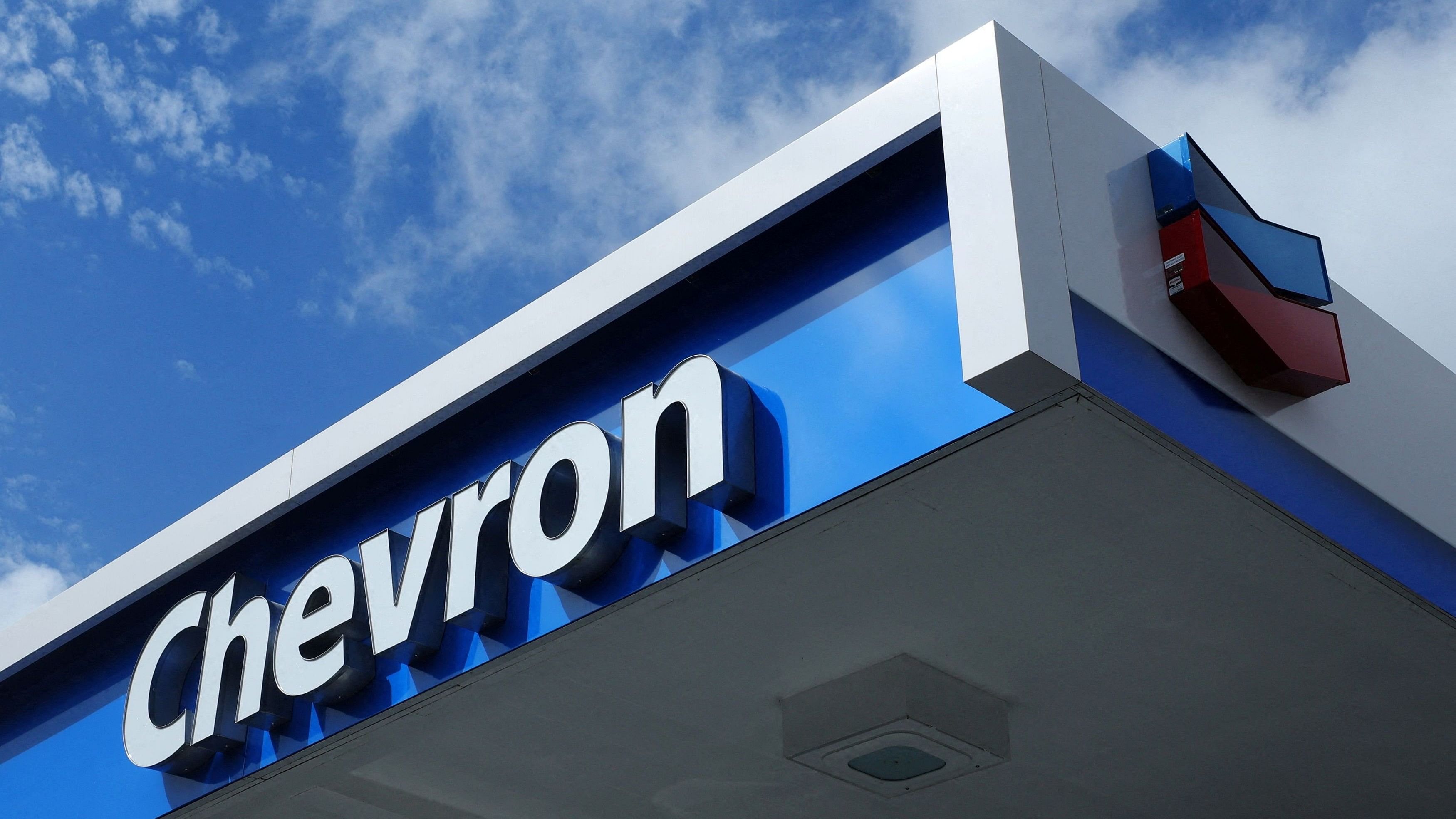 FILE PHOTO: A Chevron gas station sign is seen in Austin, Texas, U.S., October 23, 2023.   REUTERS/Brian Snyder/File Photo