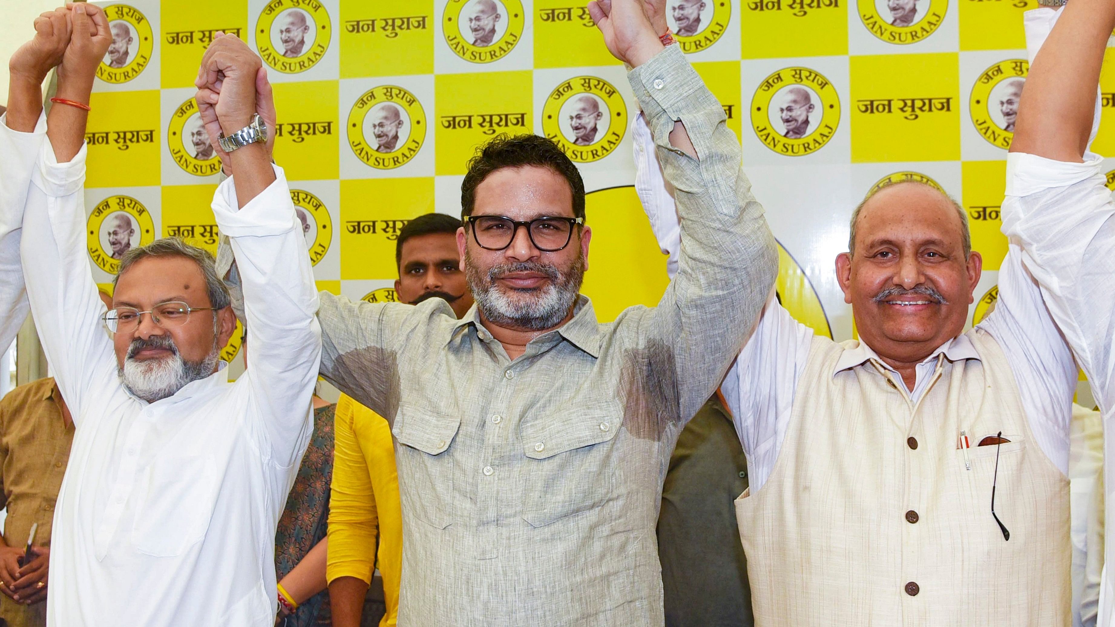 <div class="paragraphs"><p>Jan Suraaj Chief Prashant Kishor with party candidate from Tararil Assembly by-election, SK Singh (R)  </p></div>