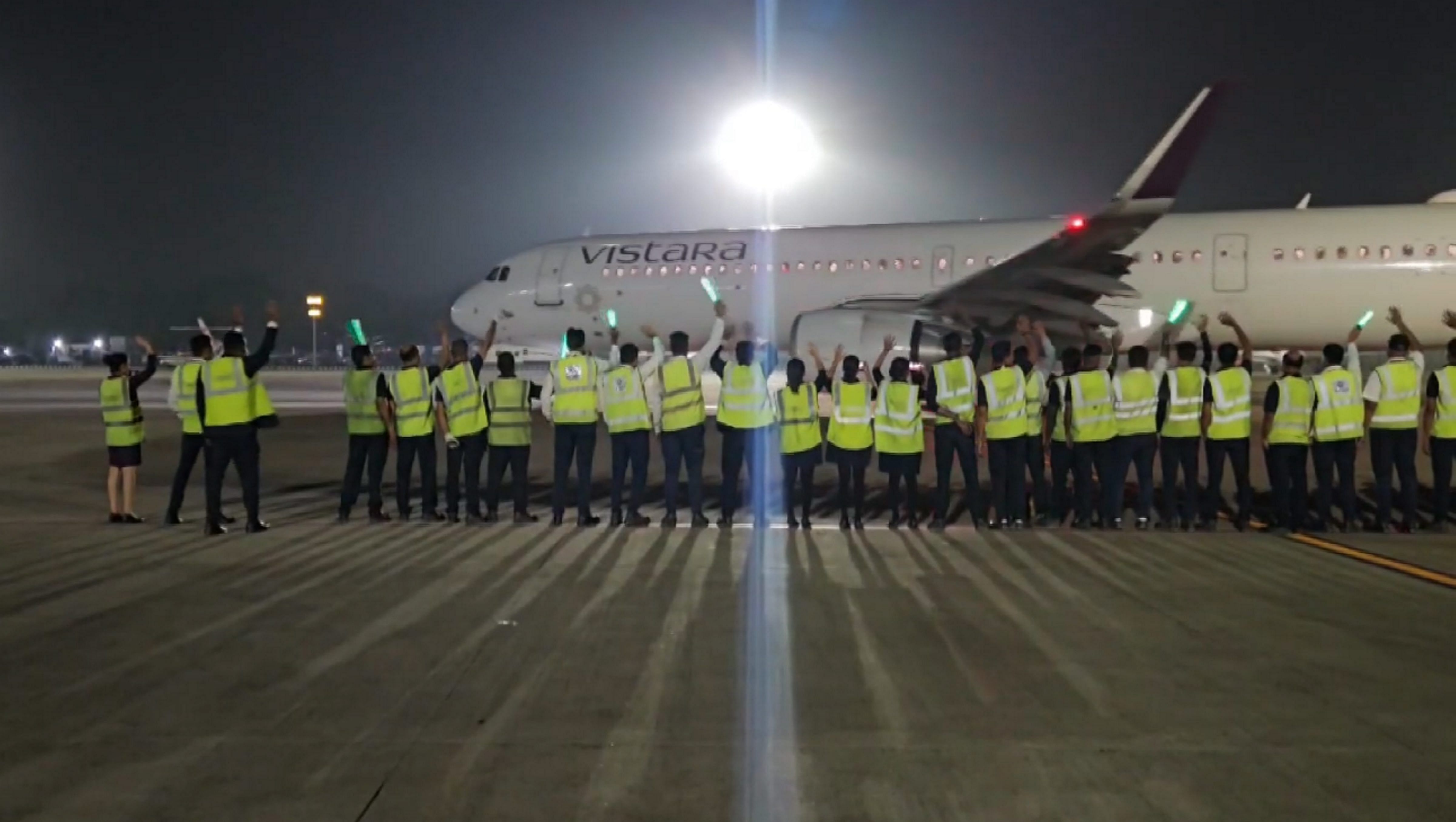 <div class="paragraphs"><p> Employees wave at a Vistara plane on the last day of the airline's operation before its integration with Air India, in Ahmedabad, Monday, Nov 11, 2024. </p></div>