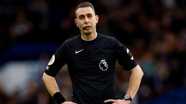 <div class="paragraphs"><p>Referee David Coote</p></div>