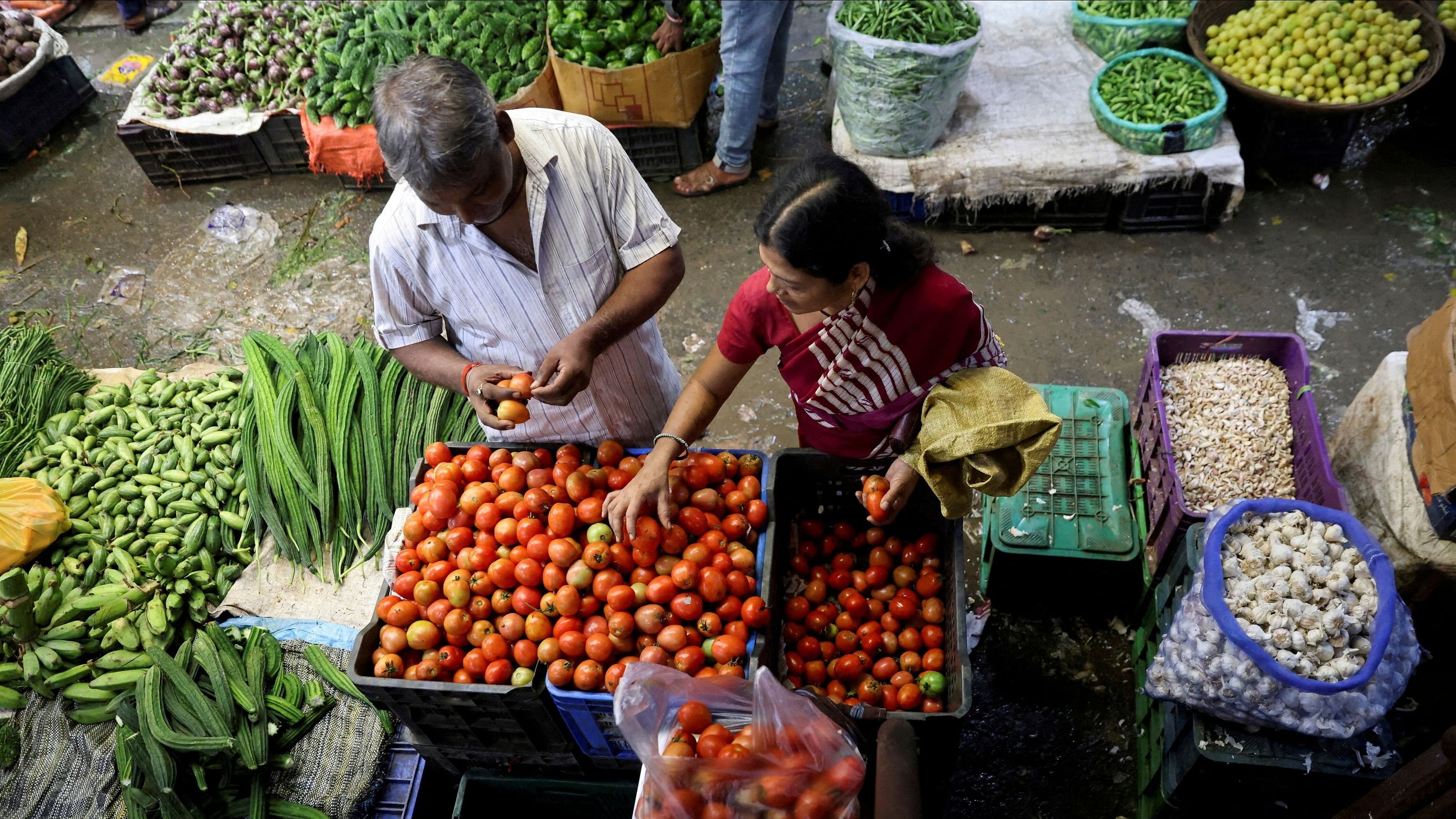 <div class="paragraphs"><p>A woman buys tomatoes from a vegetable vendor.</p></div>