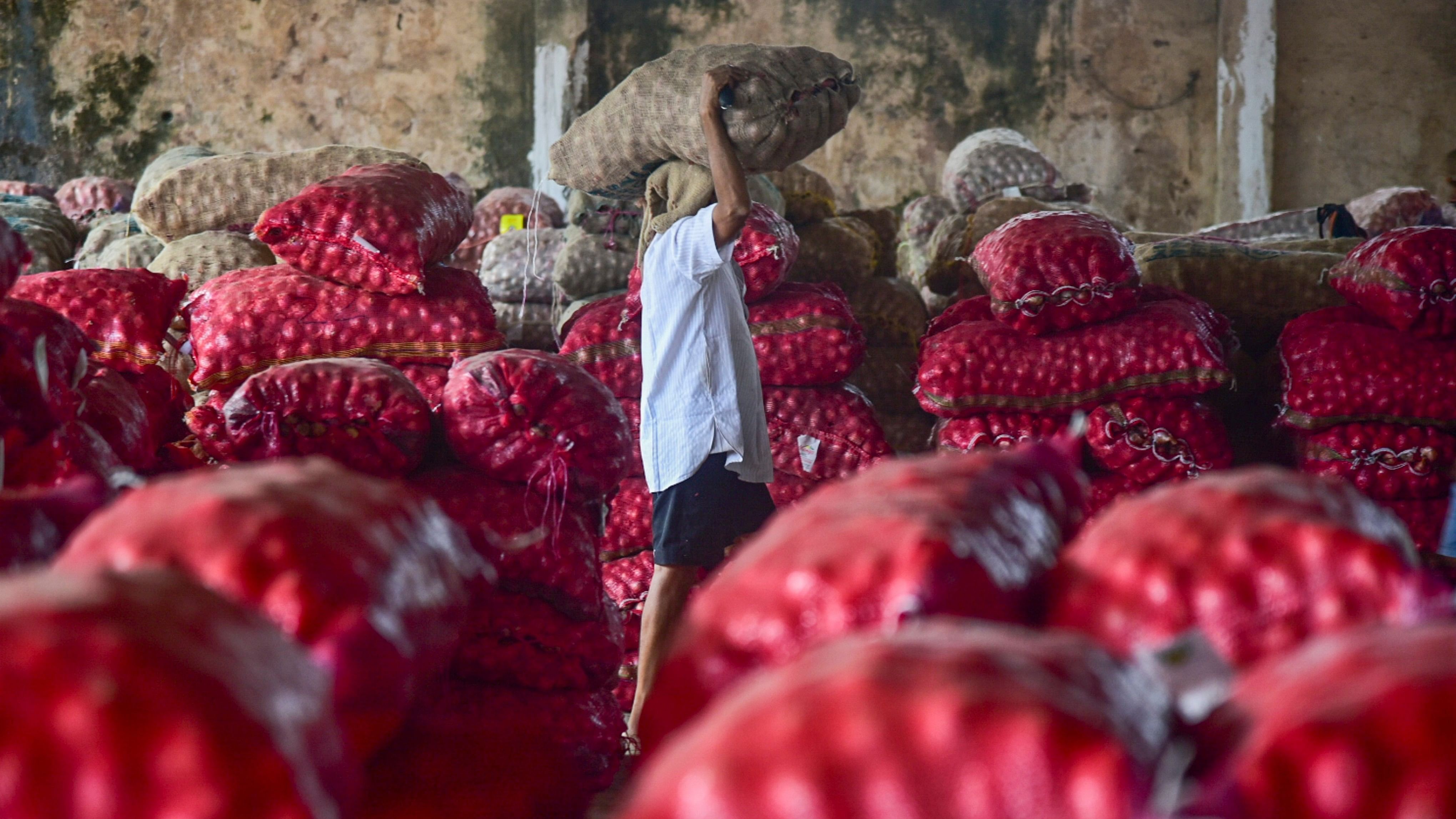 <div class="paragraphs"><p>A worker unloads a sack of onions at APMC Onion-Potato Market amid an increase in its price, in Navi Mumbai, Maharashtra, Tuesday, Nov 12, 2024. </p></div>