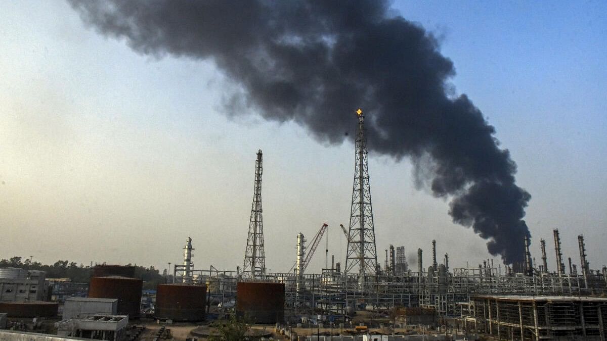 <div class="paragraphs"><p>Smoke fills the sky after an explosion at a refinery of Indian Oil Corporation, in Vadodara, Monday, Nov. 11, 2024.</p></div>