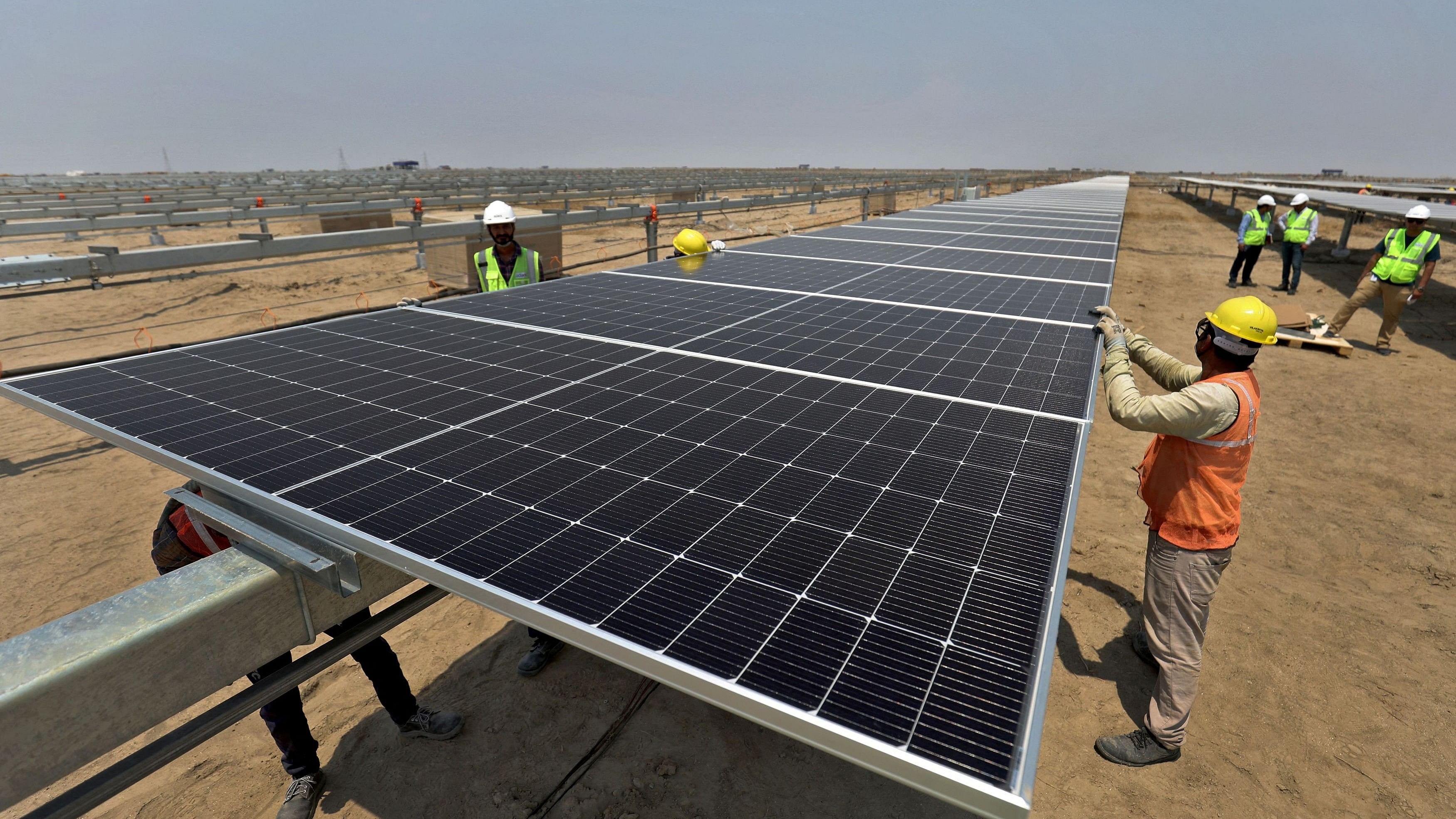 <div class="paragraphs"><p>FILE PHOTO: Workers install solar panels at the Khavda Renewable Energy Park of Adani Green Energy Ltd   in Khavda, India, April 12, 2024.</p></div>