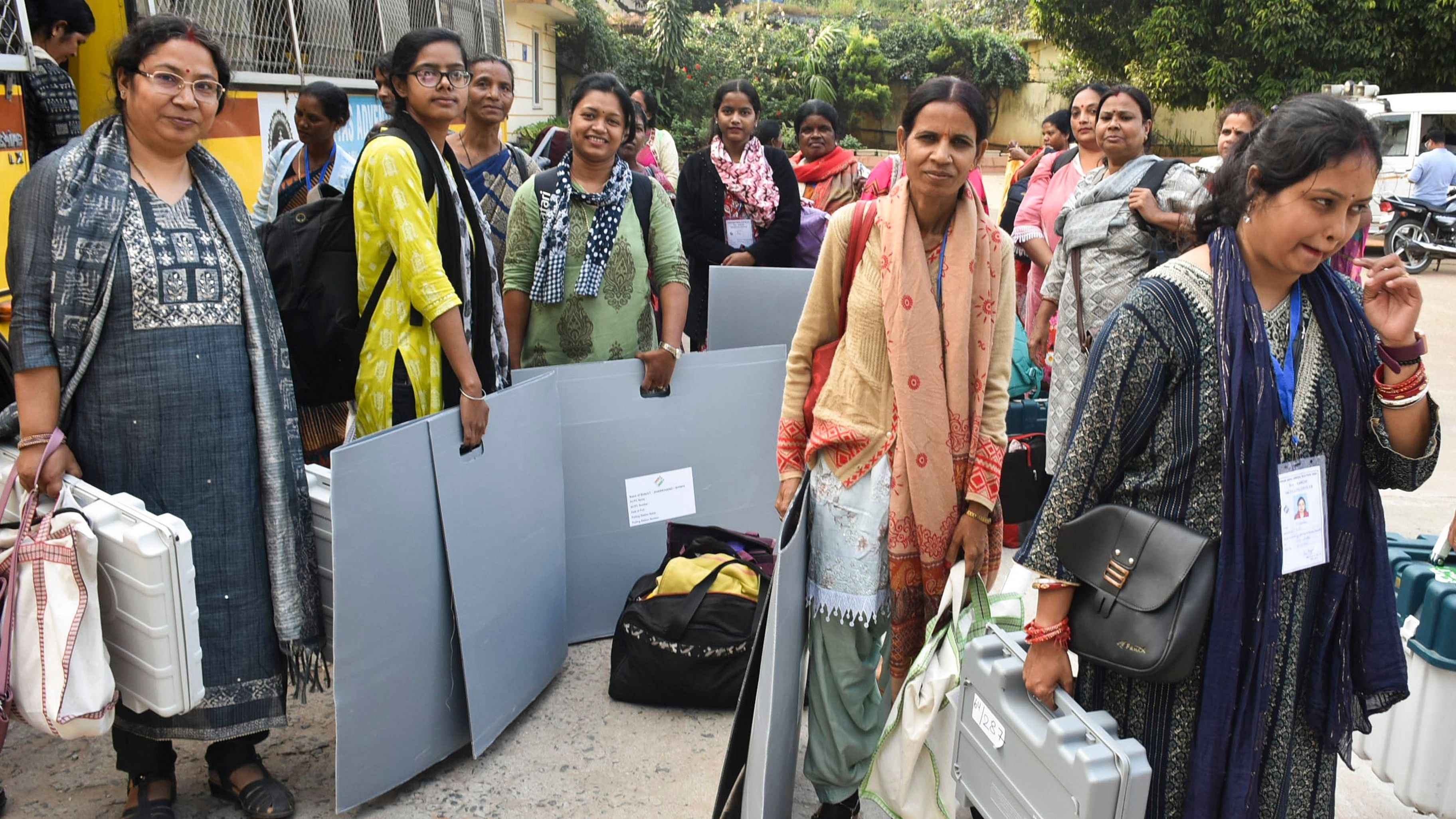 <div class="paragraphs"><p>Election officials with EVMs and other election materials on the eve of the first phase of Jharkhand Assembly elections, at Morhabadi Grounds in Ranchi, Tuesday, Nov. 12, 2024.</p></div>