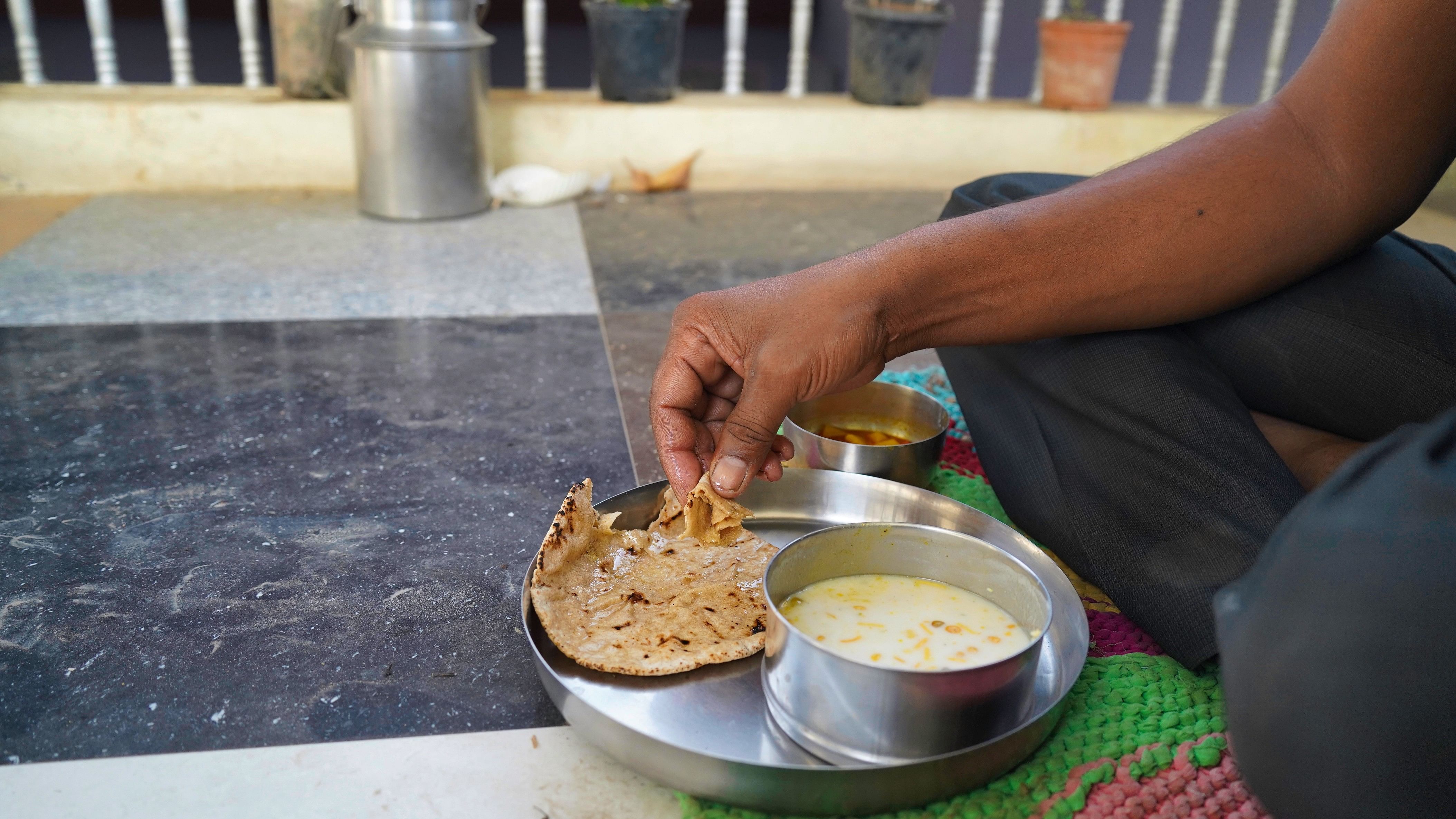 <div class="paragraphs"><p>Representative image of a person eating a meal.&nbsp;</p></div>