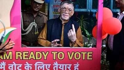 <div class="paragraphs"><p>Jharkhand Governor Santosh Kumar Gangwar shows his finger marked with indelible ink after casting vote during the 1st phase of Jharkhand Assembly elections.</p></div>