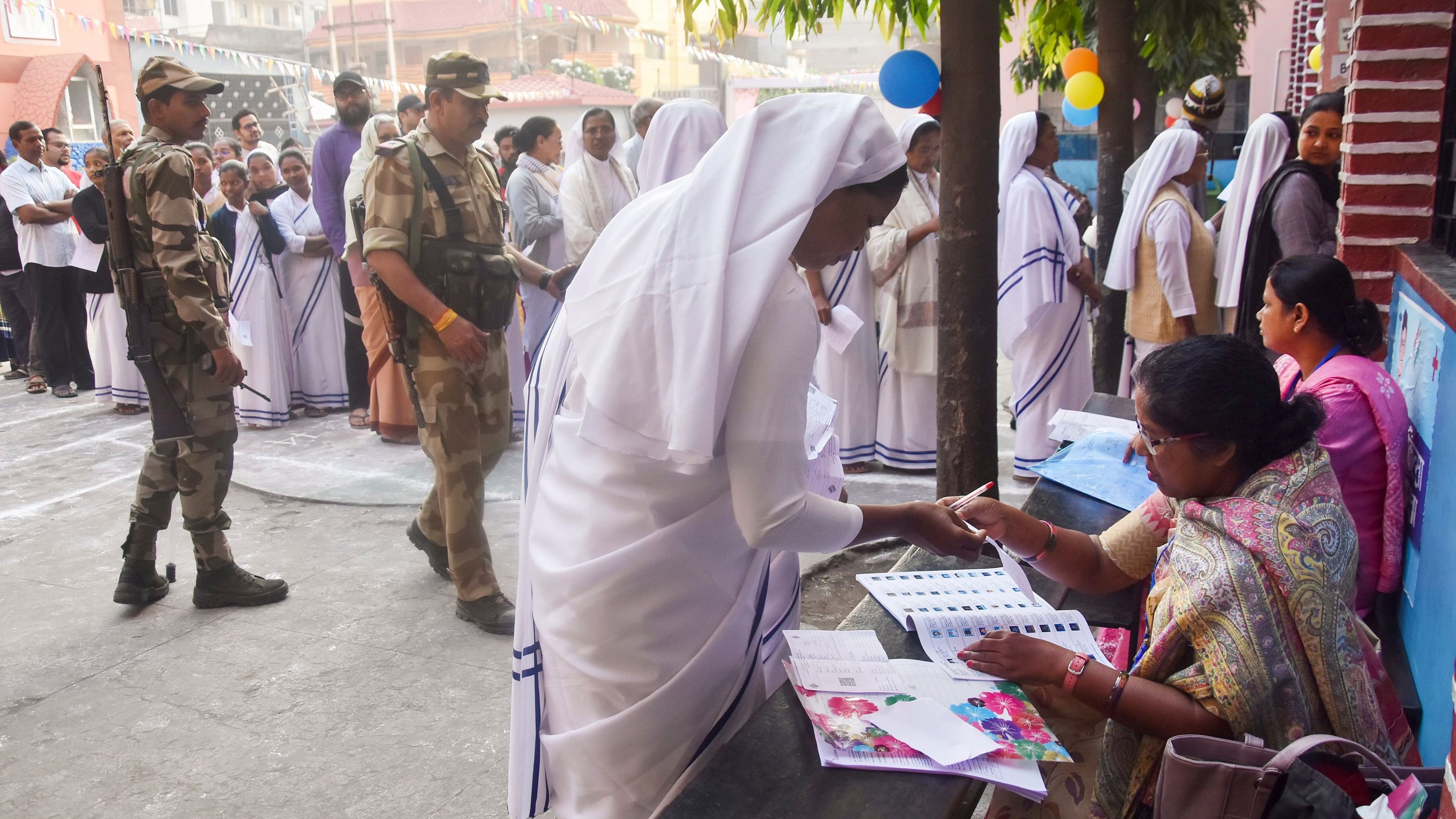 <div class="paragraphs"><p>Security personnel keep vigil as voters stand in a queue at a polling station to cast votes during the first phase of Jharkhand Assembly elections, in Ranchi, Wednesday, Nov 13, 2024. </p></div>