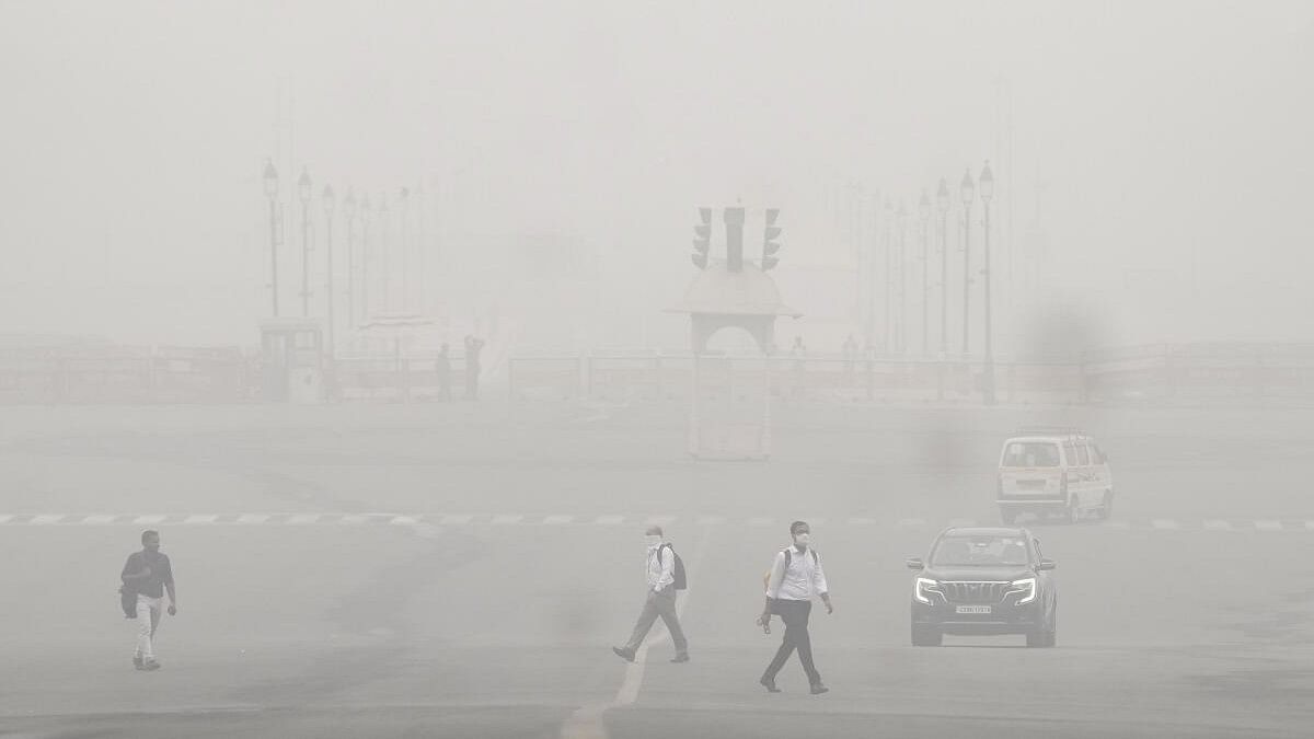 <div class="paragraphs"><p>Commuters amid low-visibility due to fog, in New Delhi, Wednesday, Nov. 13, 2024.</p></div>