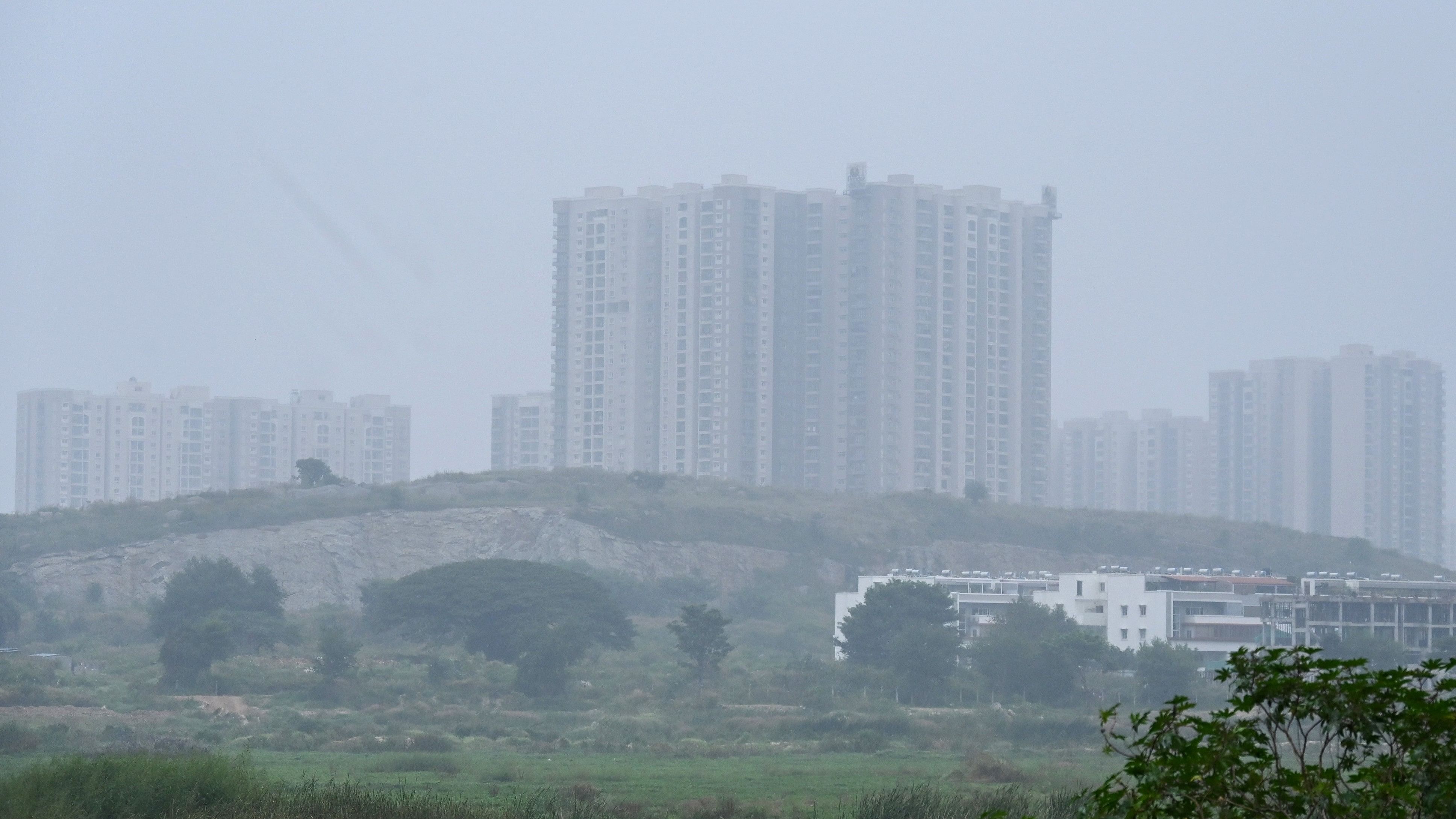 Bengalureans woke up to chilly conditions and a dense, foggy morning on Tuesday. DH PHOTO/PUSHKAR V