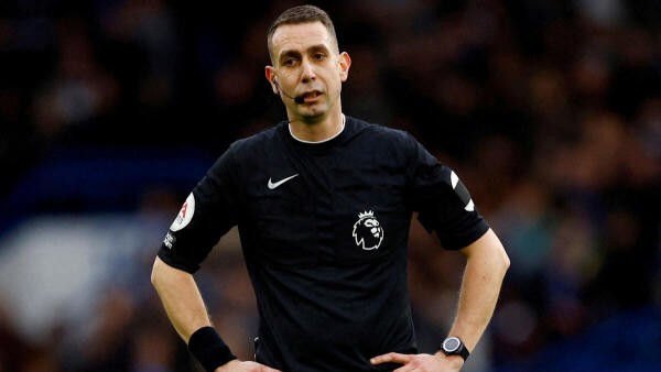 <div class="paragraphs"><p>Referee David Coote.</p></div>