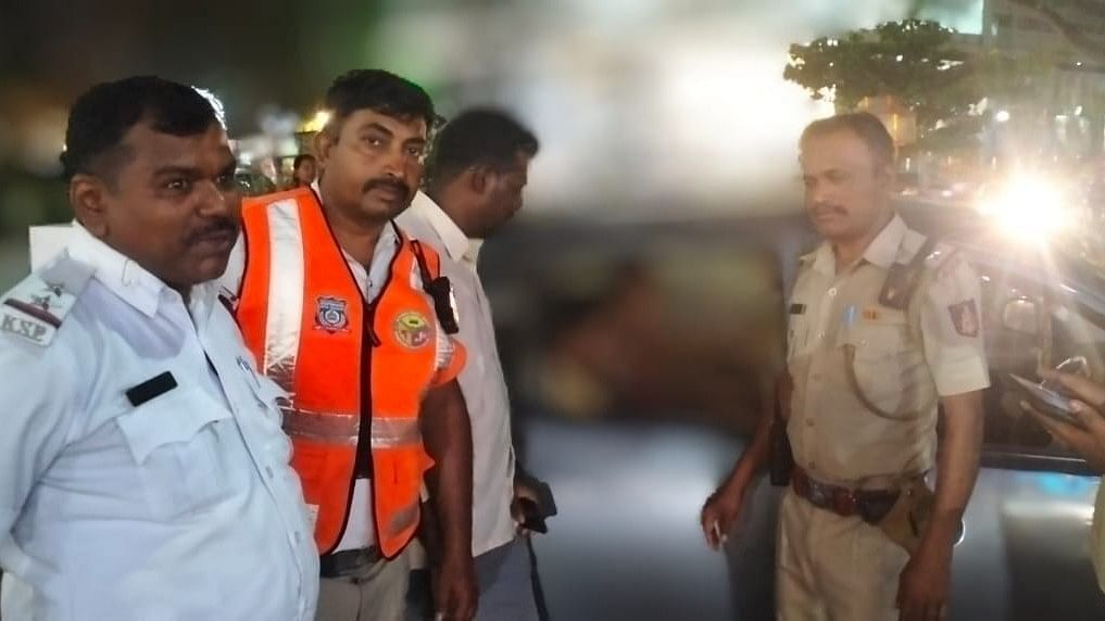 <div class="paragraphs"><p>Police personnel with the family of the man who attempted to jump off the flyover (in car). </p></div>