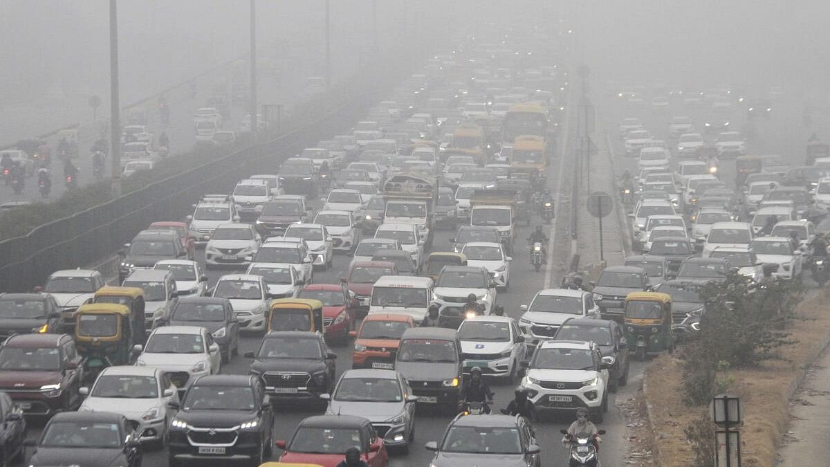 <div class="paragraphs"><p>Vehicles move on the Delhi-Gurugram expressway amid low visibility due to fog, in Gurugram, Wednesday, Nov 13, 2024.</p></div>