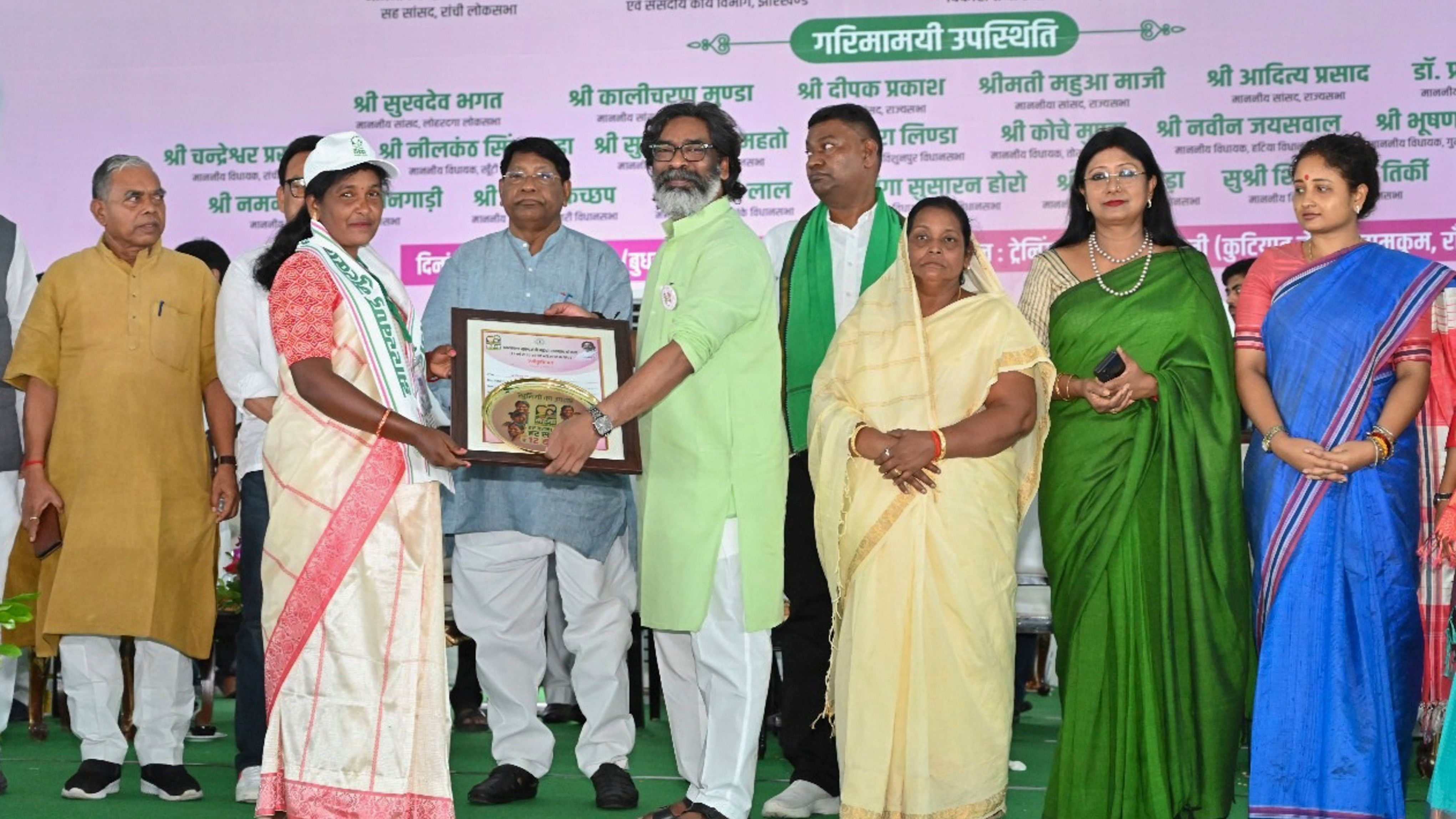 <div class="paragraphs"><p>Jharkhand Chief Minister Hemant Soren with his wife and Jharkhand Mukti Morcha (JMM) MLA Kalpana Soren, party leader Mahua Maji and others during the transfer of honorarium to the bank accounts of Jharkhand Mukhyamantri Maiya Samman Yojana beneficiaries under South Chotanagpur division, in Ranchi district, Wednesday, Sept. 4, 2024.</p></div>