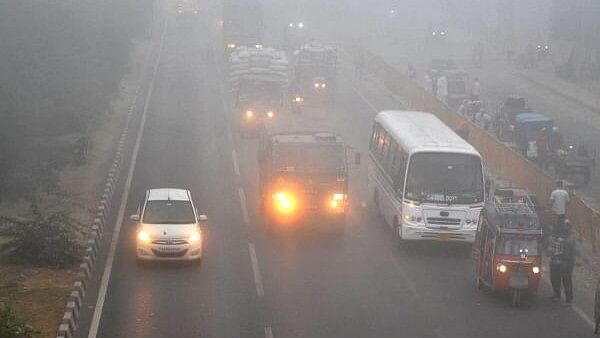 <div class="paragraphs"><p>Vehicles ply on the Delhi-Agra National Highway amid fog, in Mathura, Thursday, Nov 14, 2024. </p></div>