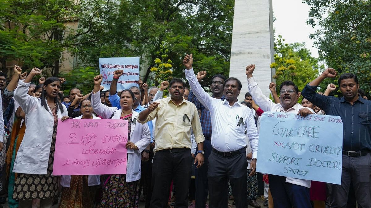 <div class="paragraphs"><p>Doctors and medical professionals stage a demonstration in solidarity with Balaji, the Head of Medical Oncology at Kalaignar Centenary Super Speciality Hospital (KCSSH), after he was allegedly assaulted yesterday by a patient's relative, at Rajiv Gandhi Government Hospital in Chennai.</p></div>