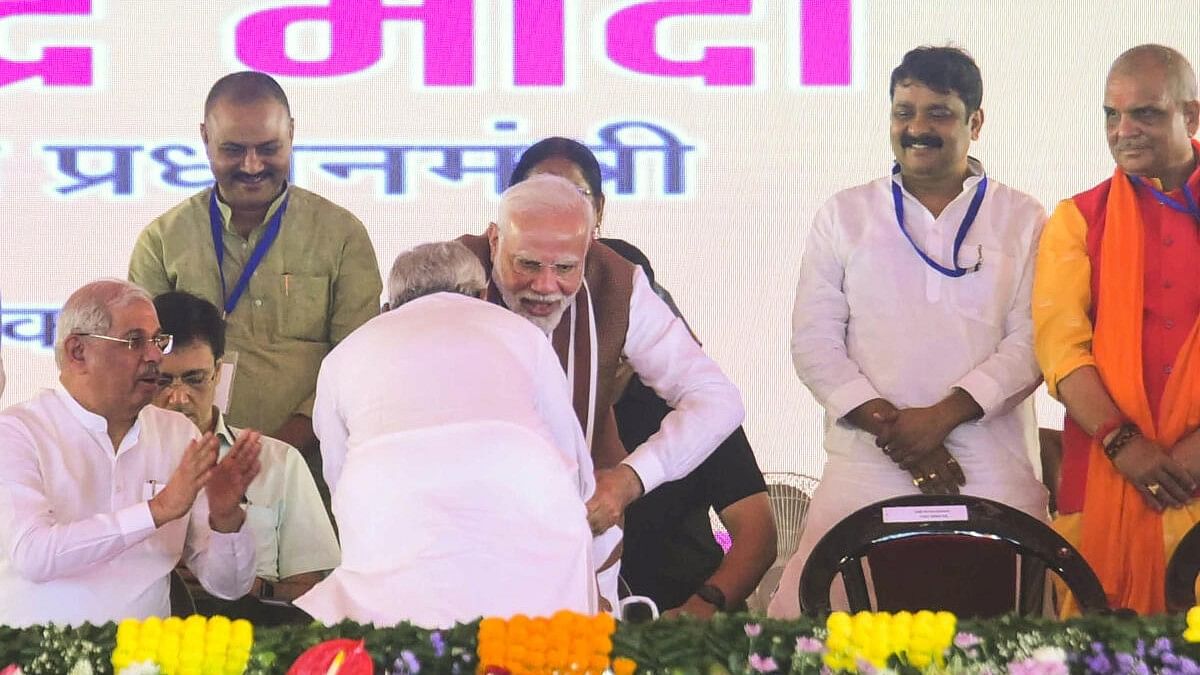 <div class="paragraphs"><p>PM Modi&nbsp; holds back Nitish Kumar as the latter tries to touch his feet during a function in Darbhanga on Wednesday.&nbsp;</p></div>