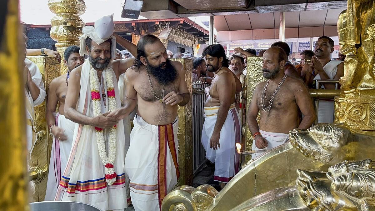 <div class="paragraphs"><p>Outgoing Melshanti PN Mahesh welcomes incumbent S Arun Kumar Namboothiri at Sabarimala temple on Friday.&nbsp;</p></div>