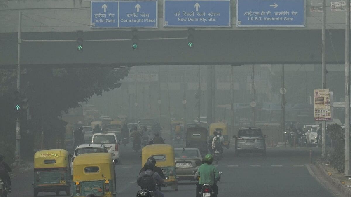 <div class="paragraphs"><p>Vehicles move amid smog at Vikas Marg, in New Delhi</p></div>