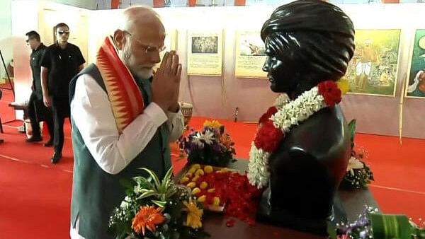 <div class="paragraphs"><p>Prime Minister Narendra Modi pays tribute to freedom fighter Birsa Munda on his birth anniversary</p></div>