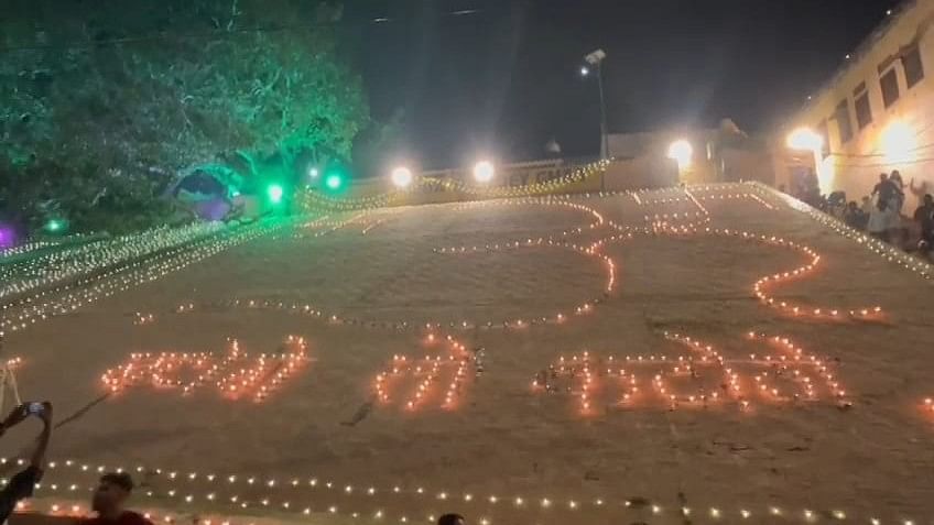 <div class="paragraphs"><p>Lighting arrangement at Pandey Ghat in Varanasi, the parliamentary constituency of Prime Minister Narendra Modi, spells 'Batoge toh katoge'</p></div>