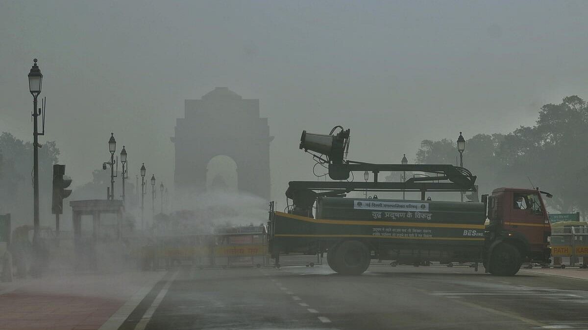 <div class="paragraphs"><p>An anti-smog vehicle sprinkle water at the Kartavya Path near the India Gate amid smog, in New Delhi</p></div>