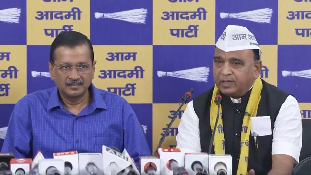 <div class="paragraphs"><p>Screengrab from a video of the event where Arvind Kejriwal welcomed&nbsp;former Congress MLA Veer Singh Dhingan in AAP.</p></div>