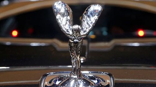 <div class="paragraphs"><p>Rolls Royce logo.</p></div>