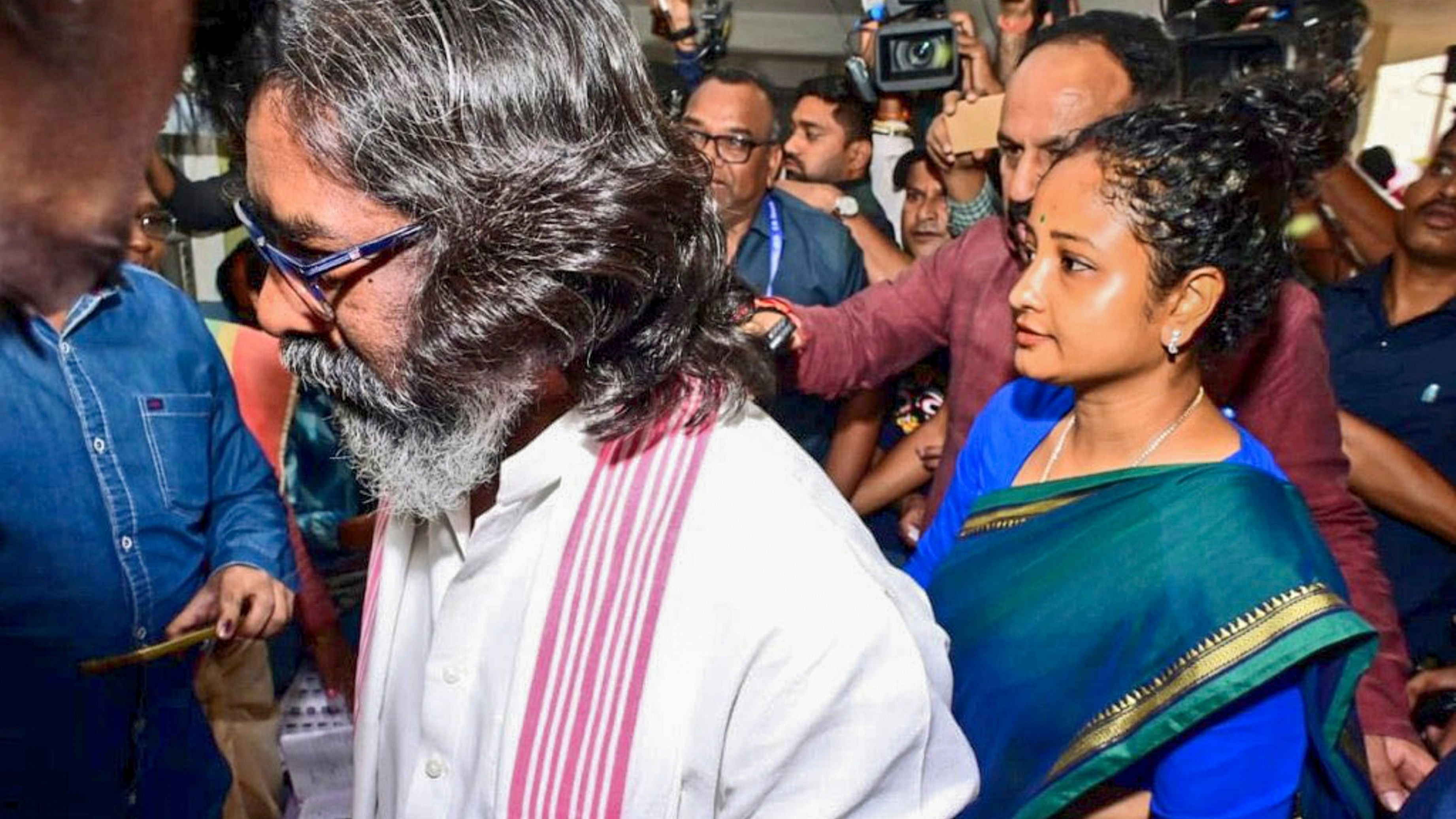 <div class="paragraphs"><p>Jharkhand Chief Minister Hemant Soren with his wife and JMM leader Kalpana Soren at a polling booth during the first phase of Jharkhand Assembly elections, in Ranchi.  </p></div>