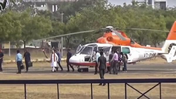 <div class="paragraphs"><p>Election Commission officials inspect the chopper of Union Home Minister Amit Shah during his visit ahead of the Maharashtra Assembly elections, in Hingoli on Friday</p></div>