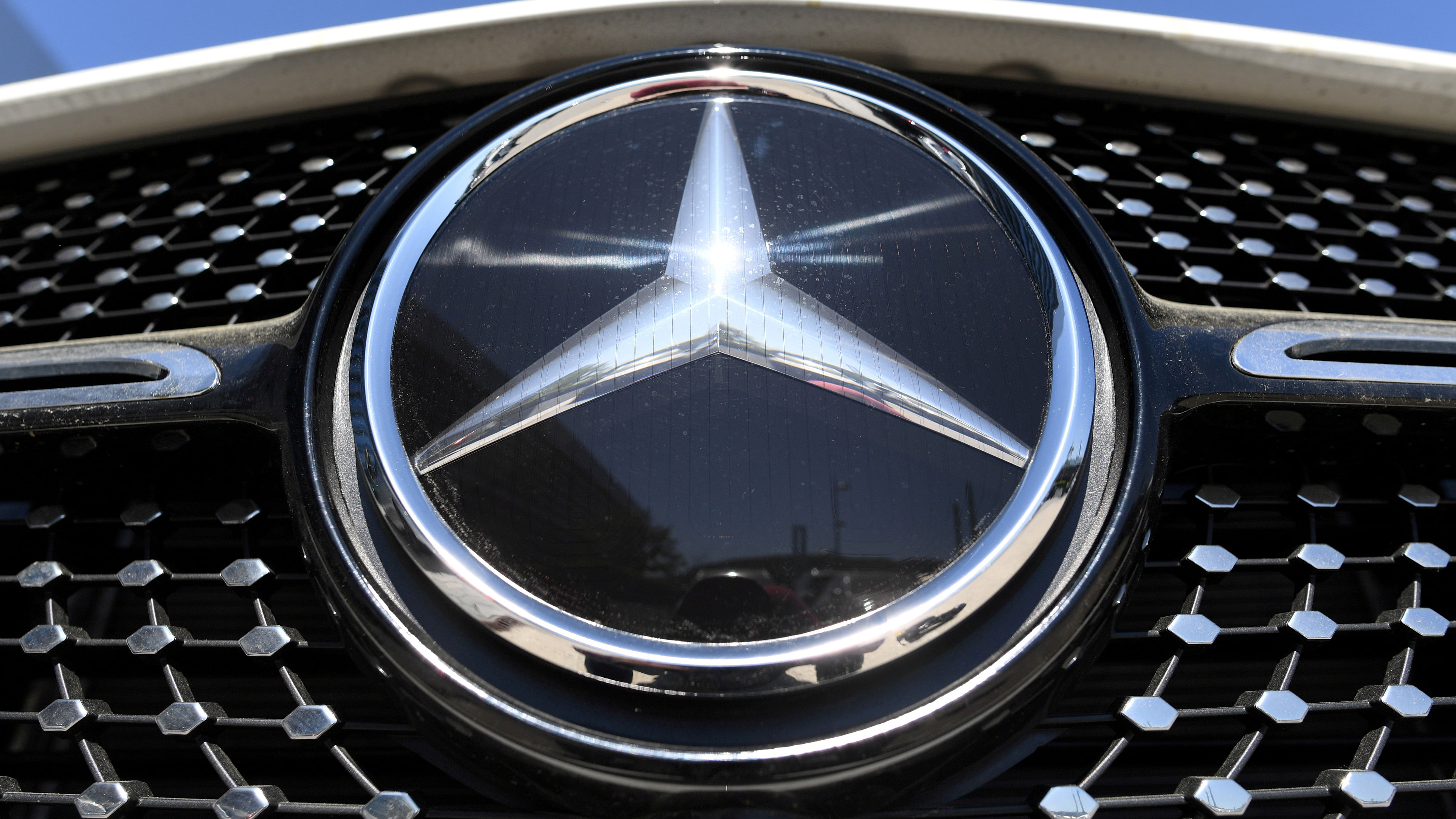 <div class="paragraphs"><p>Mercedes-Benz logo</p></div>