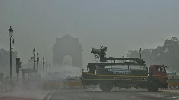 <div class="paragraphs"><p>An anti-smog vehicle sprinkle water at the Kartavya Path near the India Gate amid smog, in New Delhi, Friday, Nov 15, 2024. Delhi woke up to GRAP Stage III restrictions on Friday, as the city’s air quality remained in the “severe” category for the third consecutive day, prompting strict measures to curb pollution levels.</p></div>