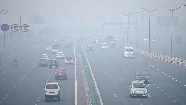 <div class="paragraphs"><p>Vehicles ply on NH-24 during smog, in New Delhi, Saturday.&nbsp;</p></div>