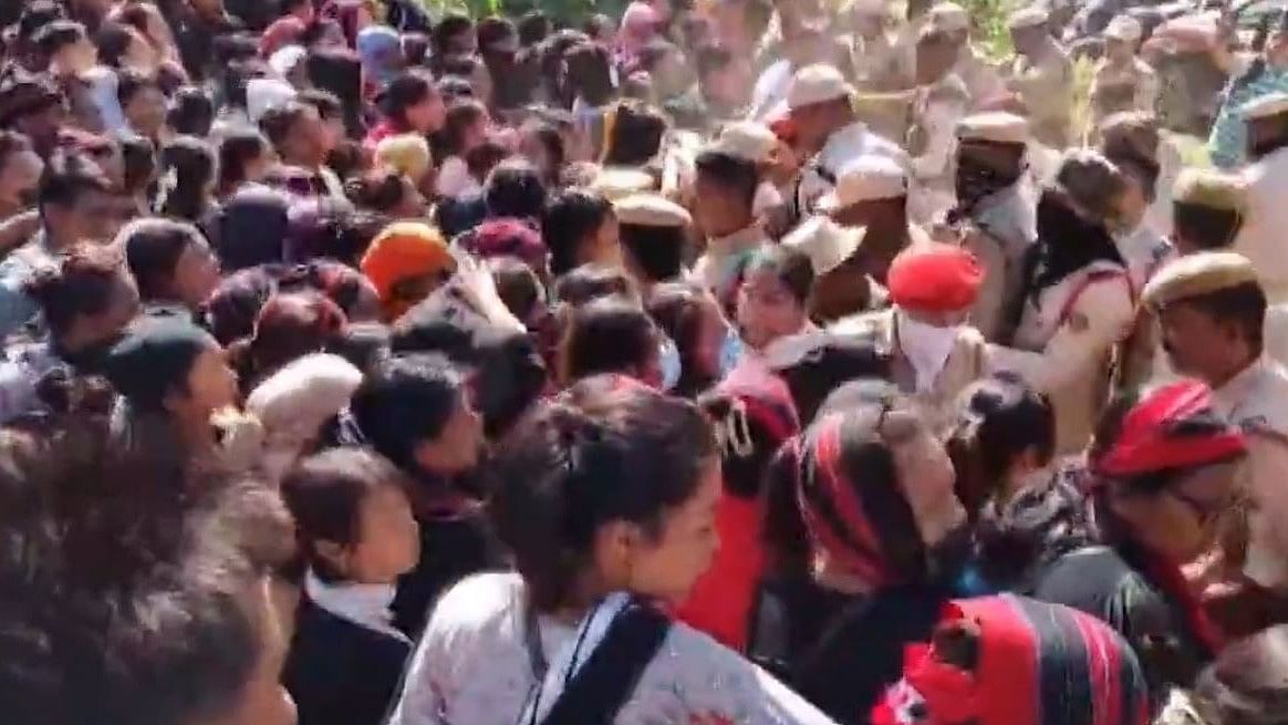 <div class="paragraphs"><p>Screengrab from the video showing protesters from the&nbsp;Hmar and Kuki communities engaging in a scuffle with police in Silchar, Assam.</p></div>