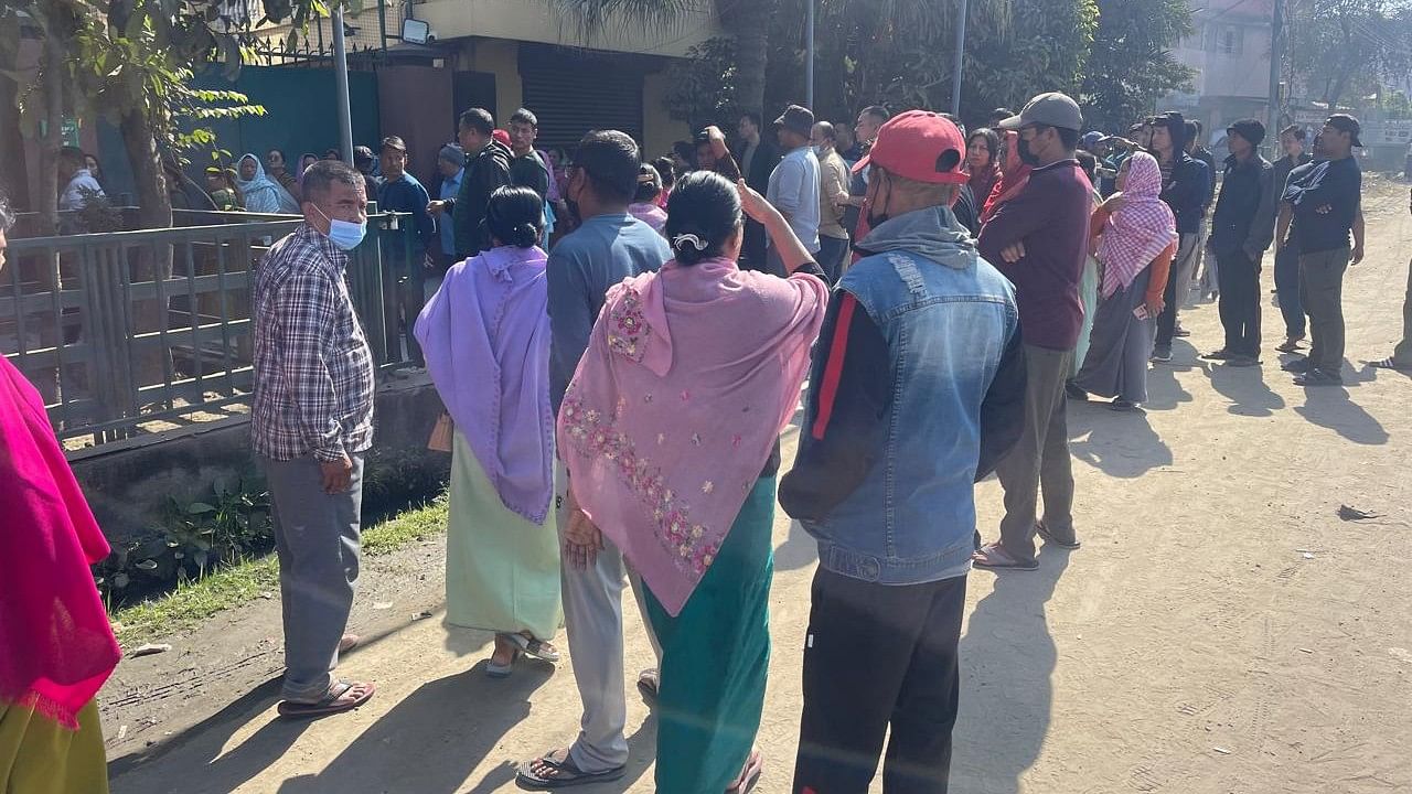 <div class="paragraphs"><p>Meitei protesters in front of residence of a BJP MLA in Imphal.</p></div>