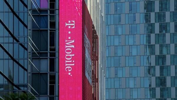 <div class="paragraphs"><p>T-Mobile logo.</p></div>