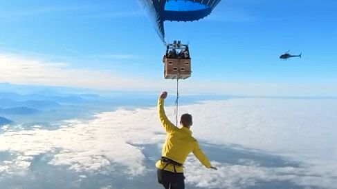 <div class="paragraphs"><p>Image showing one of the two German slackliners walking a slackline suspended between two hot air balloons at an altitude of 2.5 km.&nbsp;</p></div>