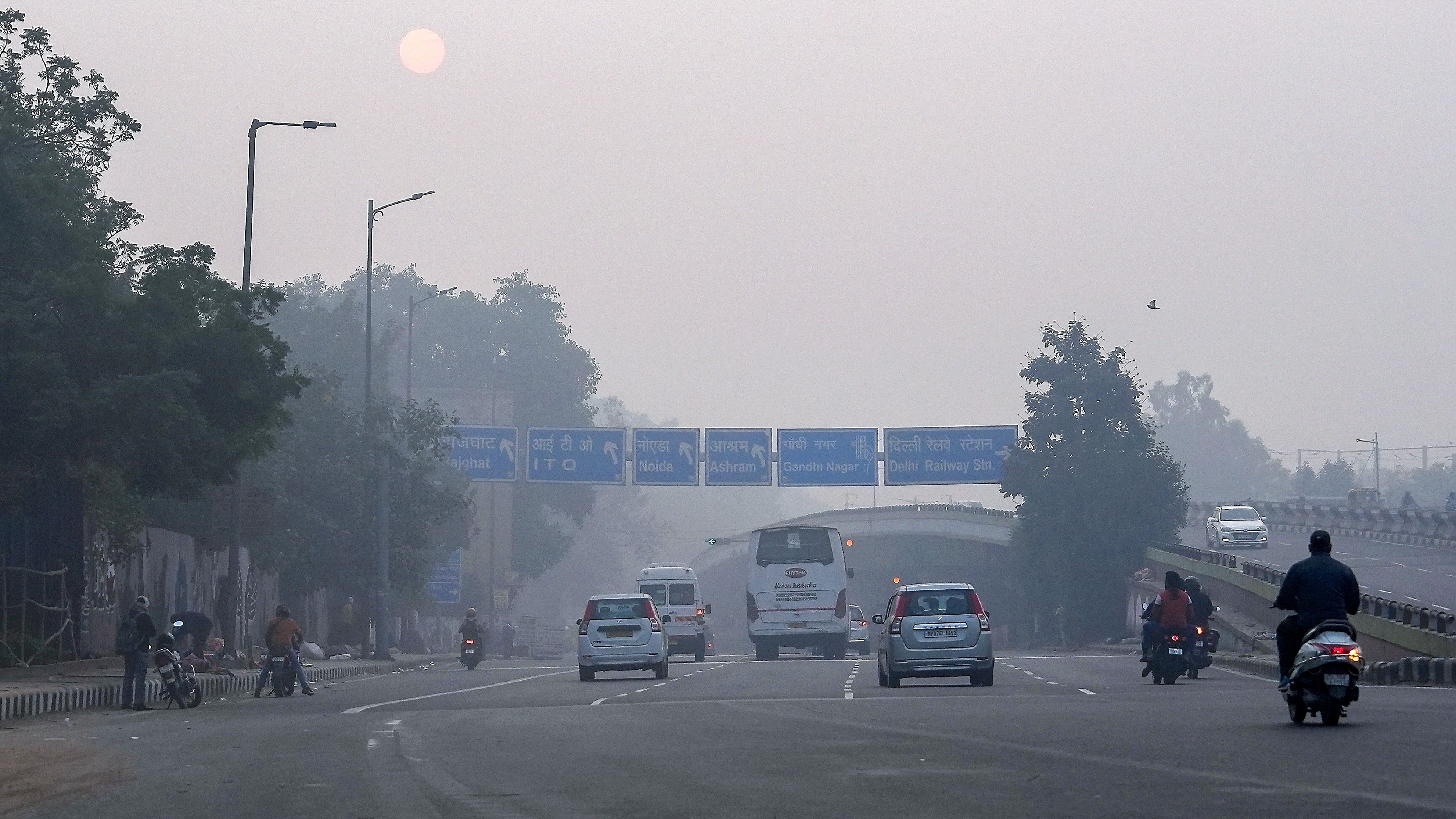 <div class="paragraphs"><p>Vehicles ply on the road during smog on a winter morning, at Yamuna Bazar area, in New Delhi, Sunday, Nov. 17, 2024. </p></div>