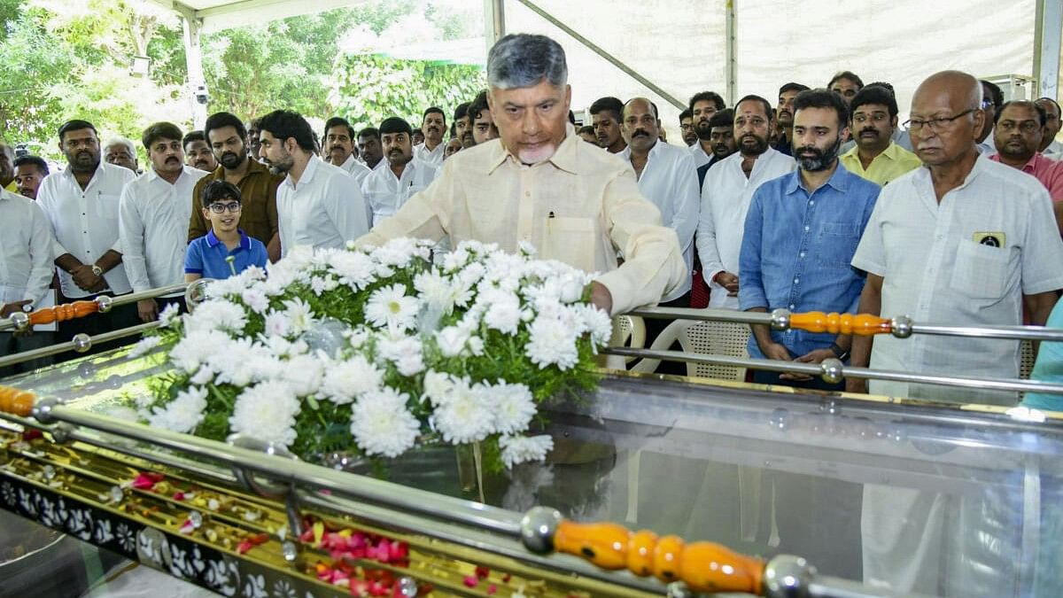 <div class="paragraphs"><p>Andhra Pradesh Chief Minister N Chandrababu Naidu pays tribute to the mortal remains of his brother N Ramamurthy Naidu during his last rites at Naravaripalle, in Tirupati district.</p></div>