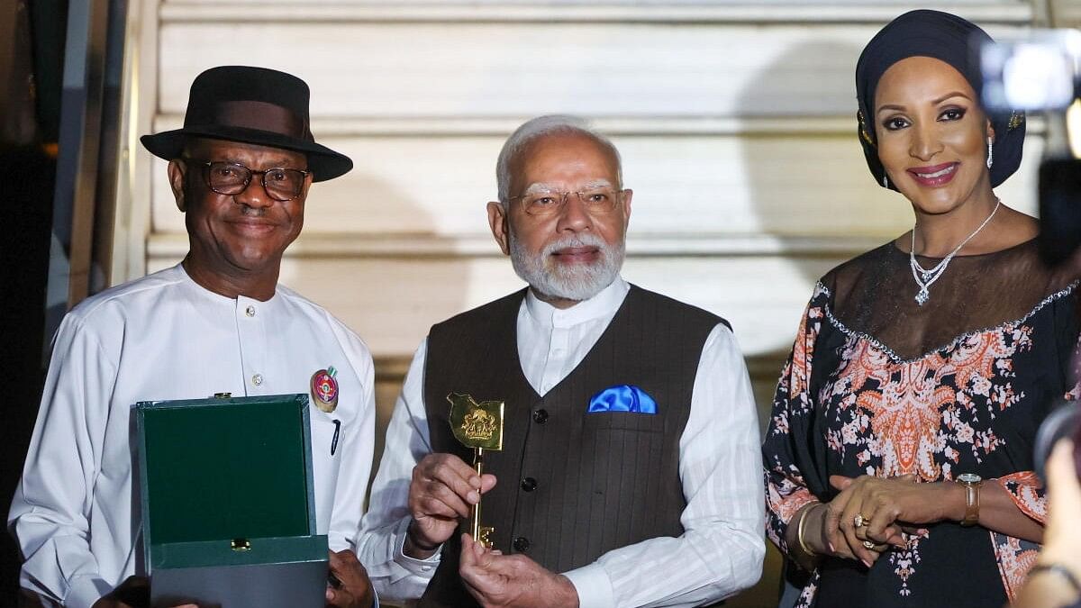 <div class="paragraphs"><p>Prime Minister Narendra Modi being received by the Nigerian delegates </p></div>