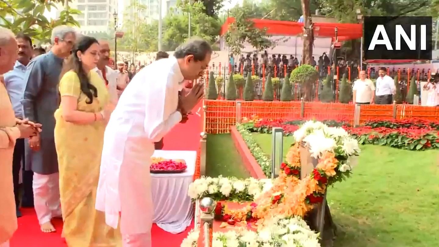 <div class="paragraphs"><p>Uddhav Thackeray and his wife Rashmi Thackeray paying tribute.</p></div>