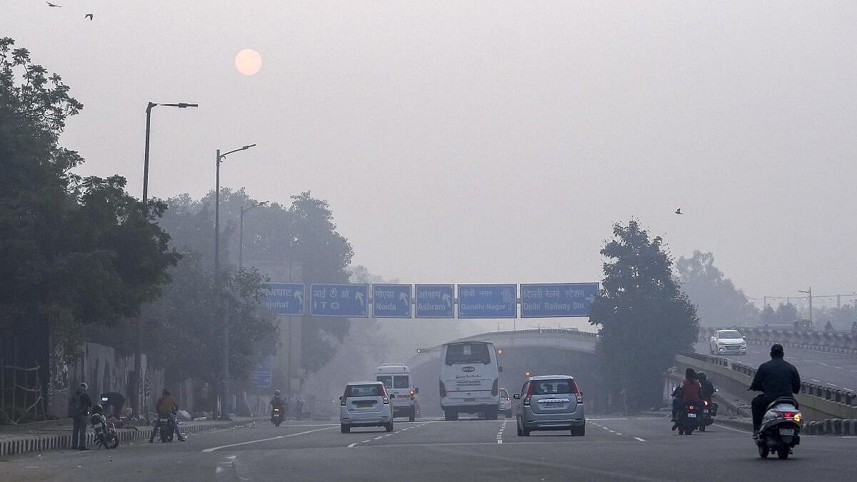 <div class="paragraphs"><p>Vehicles ply on the road during smog on a winter morning, at Yamuna Bazar area, in New Delhi</p></div>