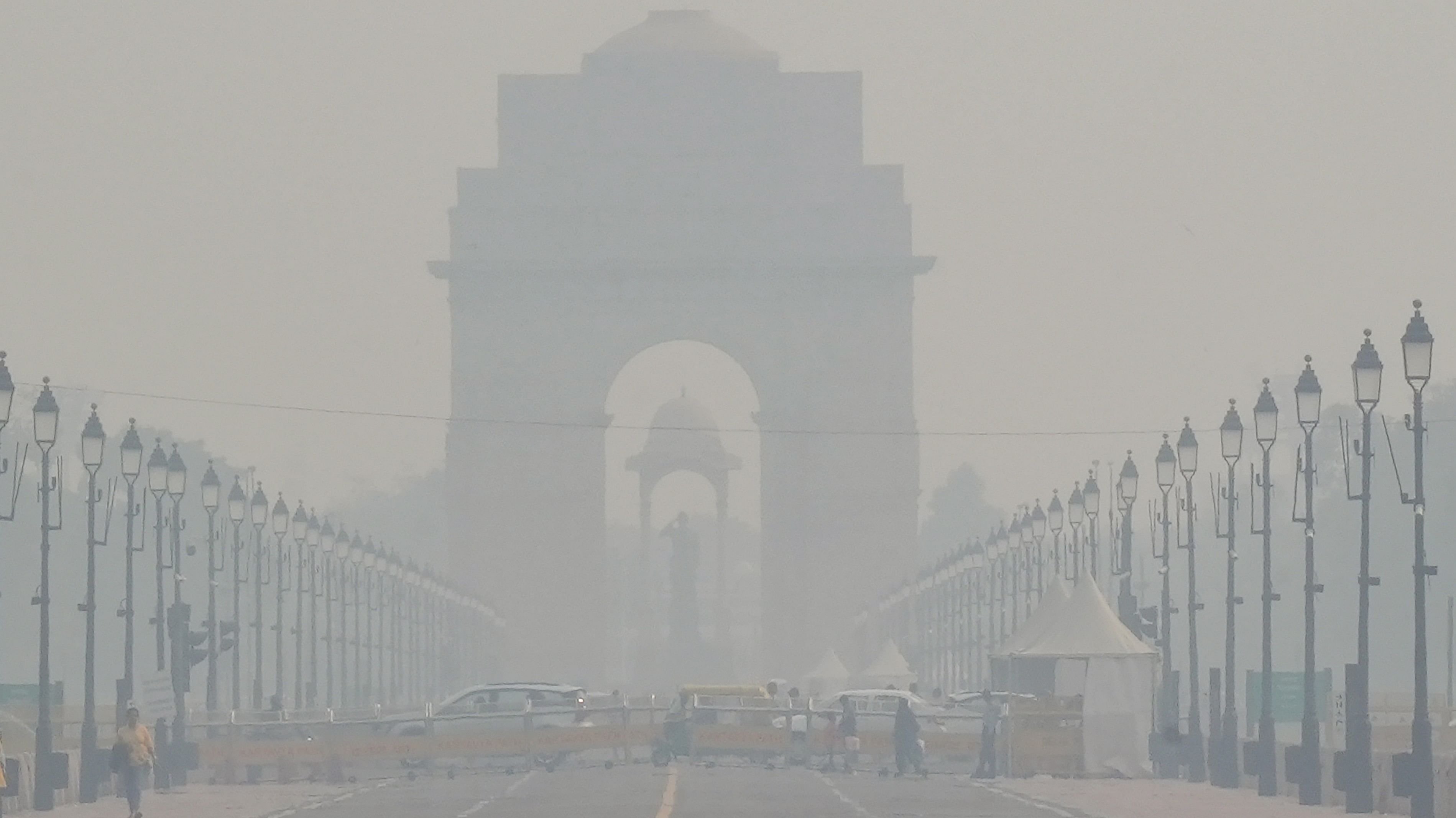 <div class="paragraphs"><p>A thick layer of smog engulfs the India Gate in New Delhi.</p></div>