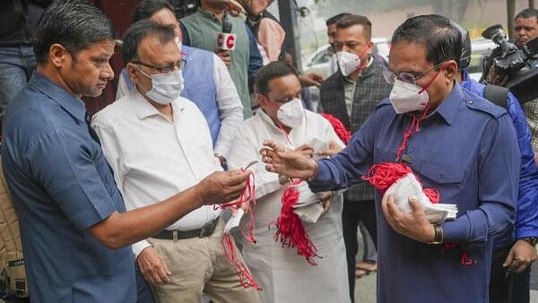 <div class="paragraphs"><p>Delhi BJP President Virendra Sachdeva with others distributes masks as part of awareness campaign on pollution, in New Delhi on Monday.</p></div>