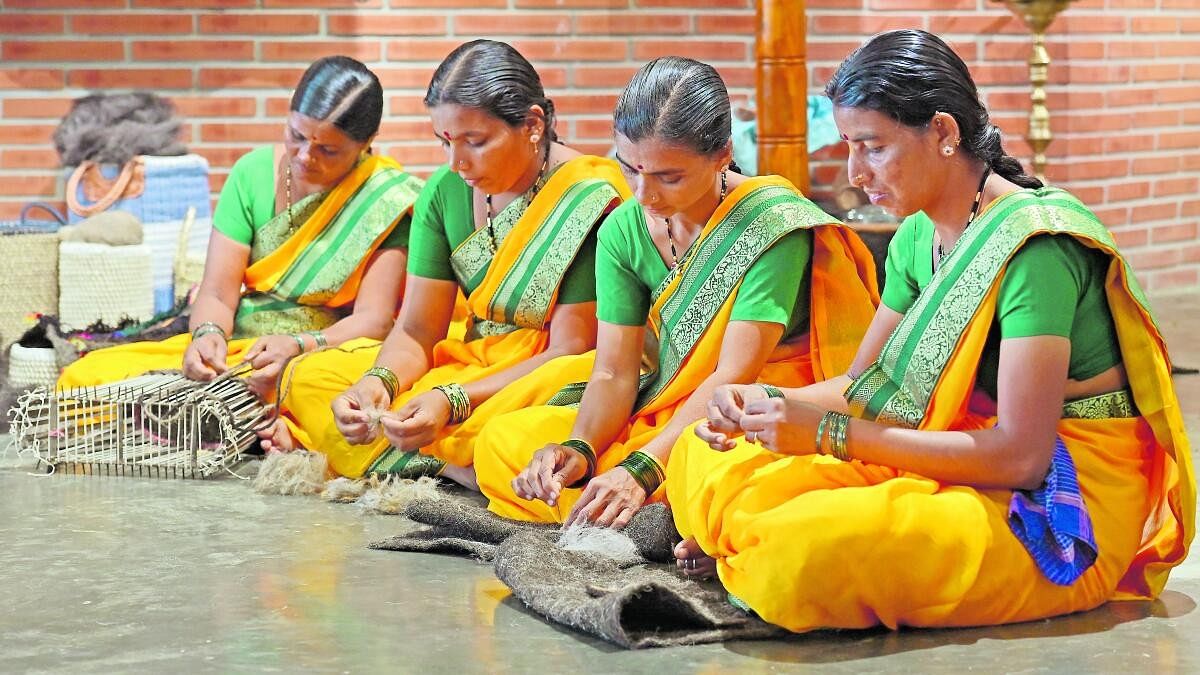 <div class="paragraphs"><p>The Kuruba community of Kadoli in Belgaum district engaged in wool weaving during a travel workshop with the 'Kurubki' shepherds who traveled to Bangalore on Friday 'Dakhnii Diaries'</p></div><div class="paragraphs"><p><br></p></div>